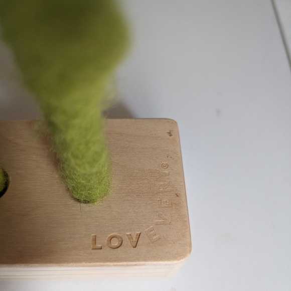 LOVEVERY Felt Flower Toy - Fine Motor Skills Montessori - The Helper Kit - Picture 4 of 6